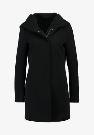 Manteau noir mi-long avec capuche, doté d'une fermeture éclair et de manches longues. Texture lisse et design minimaliste sans motifs visibles.