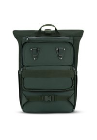 Zöld, felhajtható hátizsák tartós anyagból; dupla elülső csatokat, cipzáras zsebet és széles, állítható pántot tartalmaz.