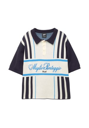 Polo in crema e blu navy con maniche corte. Presenta strisce blu e la scritta "Miglio Punteggio" sul davanti; colletto con bottoni.