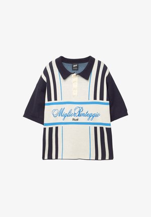 Polo shirt in crème en marine met korte mouwen. Kenmerkt zich door blauwe strepen en de tekst "Miglio Punteggio" op de voorkant; kraag met knopen.