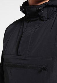 Urban Classics Overgangsjakke - black