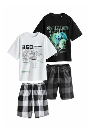 Twee kindersets met korte mouwen en geruite shorts; één wit shirt met VR-headset grafiek, één zwart shirt met "GAMER 4 LIFE" en een gamecontroller ontwerp.