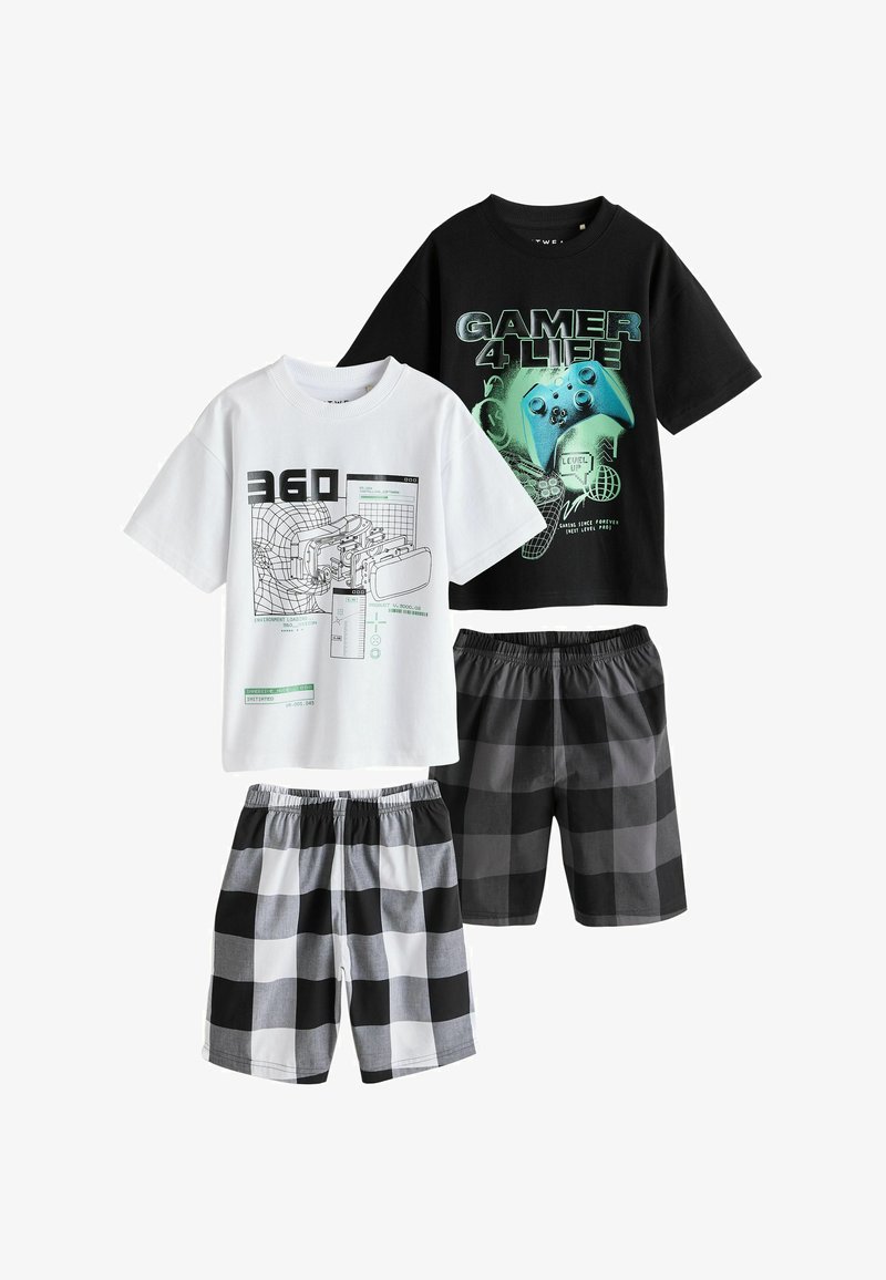 Deux ensembles pour enfants à manches courtes avec shorts à carreaux ; un t-shirt blanc avec un graphisme de casque VR, un t-shirt noir avec "GAMER 4 LIFE" et une conception de manette de jeu.