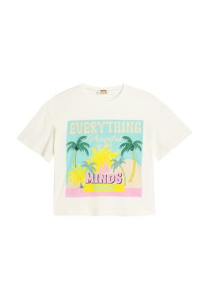 Camiseta blanca de algodón con un diseño recortado. Presenta una impresión gráfica multicolor de palmeras, sol y el texto: "TODO Pacífico en tu MENTE MIAMI."