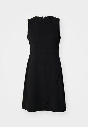 Juodas be rankovių suknelė su apvaliu iškirpimu, tekstūruota apdaila ir kreivi siūlės su dekoratyviniais elementais priekyje.