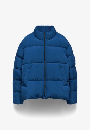 Niebieska puchowa kurtka z wysokim kołnierzem, zamkiem błyskawicznym z przodu i dwiema bocznymi kieszeniami. Wykonana z lekkiej, gładkiej tkaniny z przeszytymi panelami.