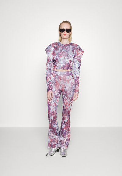 KOCHÉ PANTS - Pantalon classique - red/blue/white