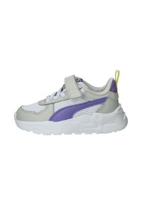 Baskets grises et blanches avec des accents violets, tige en maille et sangle réglable. Dotées d'une semelle en caoutchouc blanche et d'un logo sur le côté.