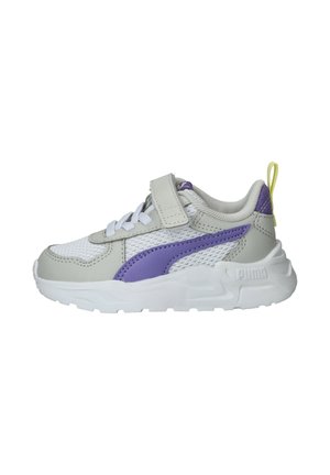 Baskets grises et blanches avec des accents violets, tige en maille et sangle réglable. Dotées d'une semelle en caoutchouc blanche et d'un logo sur le côté.