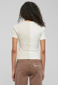 Karl Kani RETRO BLOCK CROP  - Triko s potiskem - offwhite lightsand