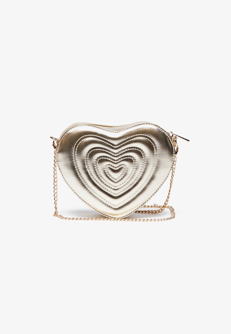 Bolsa crossbody em forma de coração dourada metálica com detalhes de costura em camadas e uma alça de corrente. Textura suave e design compacto.