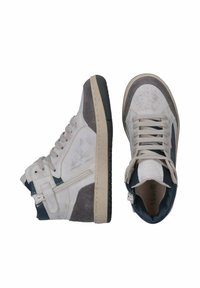 Sneaker alte bianche e grigie con lacci, zip laterale e suole in gomma, mostrate in vista laterale e dall'alto.