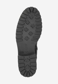 Semelle de chaussure en caoutchouc noir avec un motif texturé, présentant des rainures profondes et des accents en forme de croix, marquée avec "Gabor" et les détails de taille.