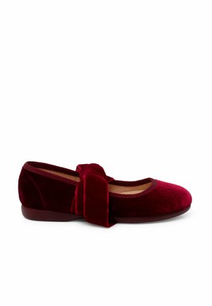 Ballerine in velluto rosso con un fiocco decorativo, punta arrotondata e soletta imbottita. Suola piatta in gomma per comfort e stabilità.