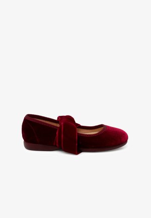 Ballerines en velours rouge avec un nœud décoratif, bout rond et semelle intérieure rembourrée. Semelle en caoutchouc plate pour le confort et la stabilité.