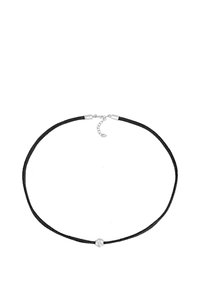 Sort choker halskæde lavet af suede med en tekstureret sølvmetalaccent i midten og en kædeforlængelse for justerbar længde.