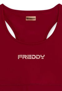 Top de deporte rojo sin mangas con una textura suave, que cuenta con un diseño de espalda de nadador y un logotipo metálico plateado "FREDDY".