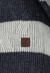 Gestreifter Strickpullover aus marineblauer und hellgrauer Wolle; die Textur zeichnet sich durch Rippungen und ein diagonales Muster aus; enthält ein Logo-Patch aus braunem Leder.