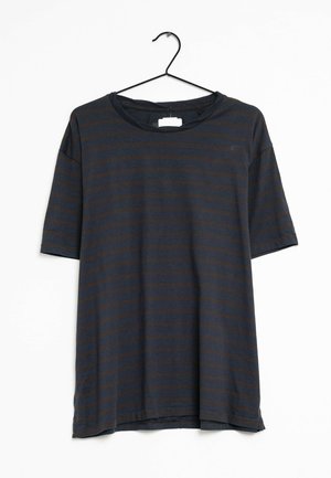 Mørkeblå kortærmet t-shirt med lodrette brune striber, lavet af blødt stof, med rund hals og en løs pasform. Hænger på en sort krog.