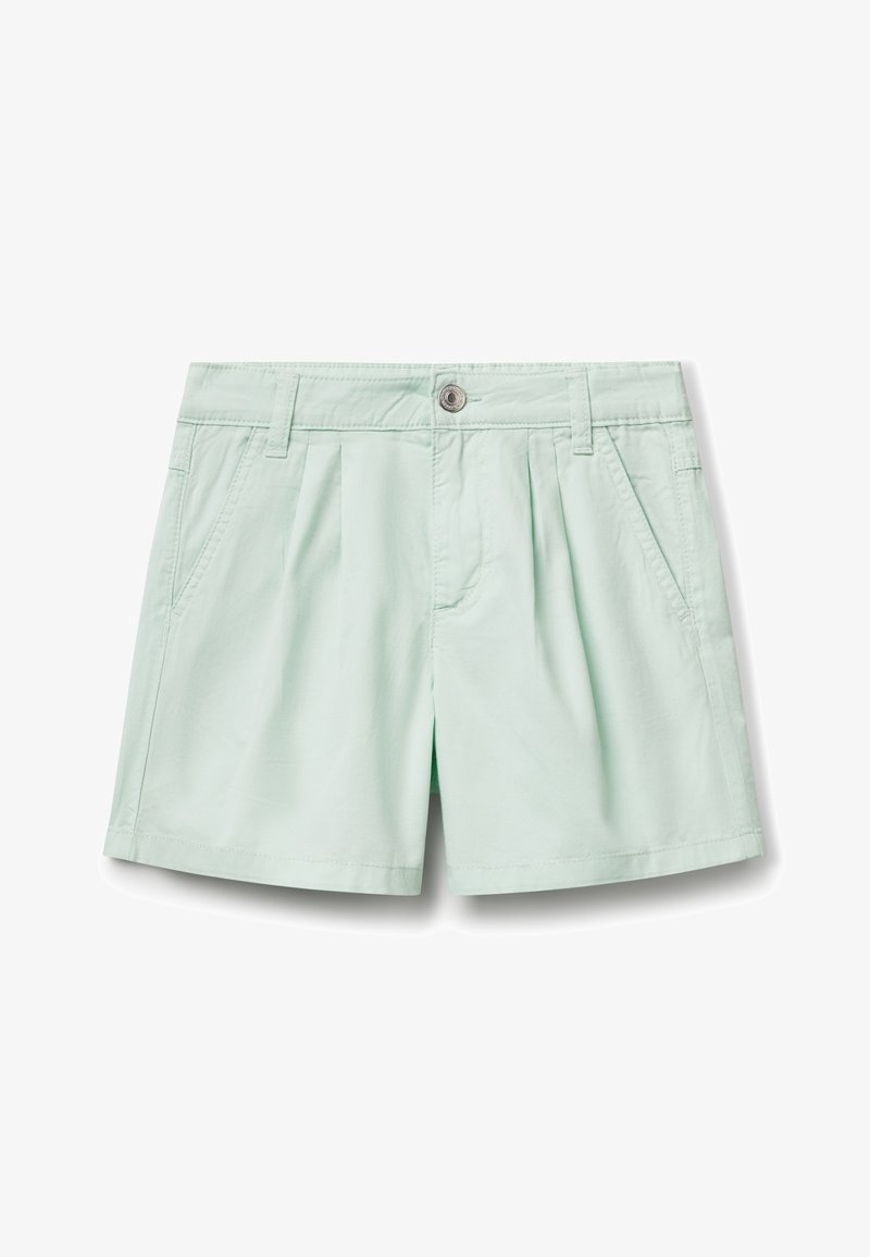 Shorts vert menthe clair avec fermeture à bouton, plis avant et poches latérales. Fabriqués en tissu doux avec une coupe tailleur.