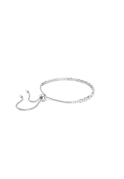 Bracelet réglable en argent avec petites pierres claires rondes et fermoir coulissant à perle sur fond blanc.