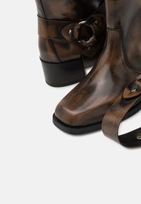 ALOHAS ROCKY - Botas camperas - brushed brown