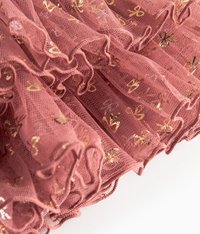 Różowa tkanina z tiulu z złotymi akcentami, z falbaniastymi brzegami i delikatną, przezroczystą teksturą, idealna do warstwowych projektów lub ubrań.