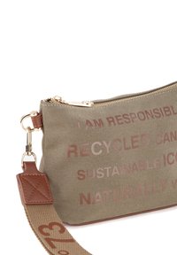 Olivengroene gerecyclede stoffen tas met gouden rits, opvallende tekst in lichtroze, bruine leren band met accentdetails. Vierkante vorm.