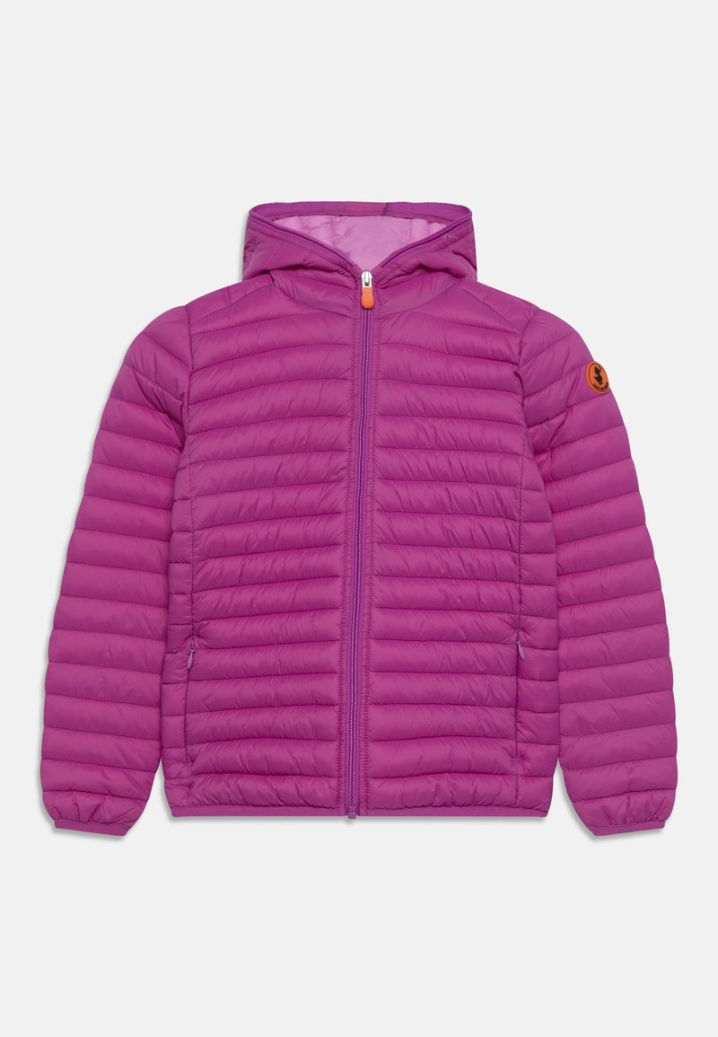 Veste matelassée légère violette avec capuche, fermeture éclair frontale, poignets élastiqués et poches latérales zippées, agrémentée d'un petit écusson rond orange sur la manche.