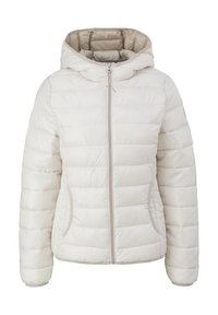 Veste matelassée blanche avec capuche, fermeture éclair à l'avant et poches latérales, présentée sur un fond blanc.