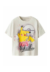Biały bawełniany t-shirt z grafiką Pikachu w jasnym żółtym kolorze, w zabawnej pozie oraz z napisem "0025 Pikachu" w grubych różowych literach.