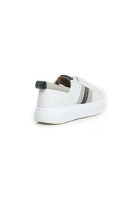Sneaker bianco con tomaia in pelle liscia, strisce grigie e blu navy, e suola in gomma. Presenta una gola imbottita e un sistema di allacciatura.