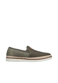 Scarpa slip-on in verde oliva con tomaia in rete traspirante, suola intrecciata beige a contrasto e sottili accenti in pelle. Texture liscia, punta arrotondata.