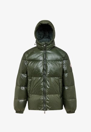 Veste matelassée verte brillante avec capuche, dotée d'une fermeture éclair frontale, de poches latérales et d'une silhouette carrée. Texture lisse et design matelassé.