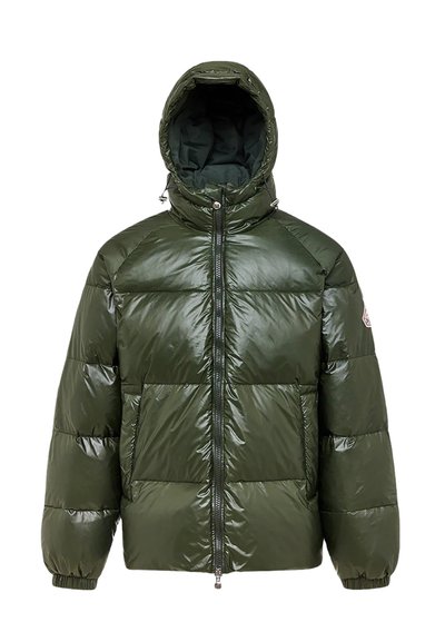 Chaqueta acolchada verde brillante con capucha, que cuenta con una cremallera frontal, bolsillos laterales y una silueta rectangular. Textura suave y diseño acolchado.