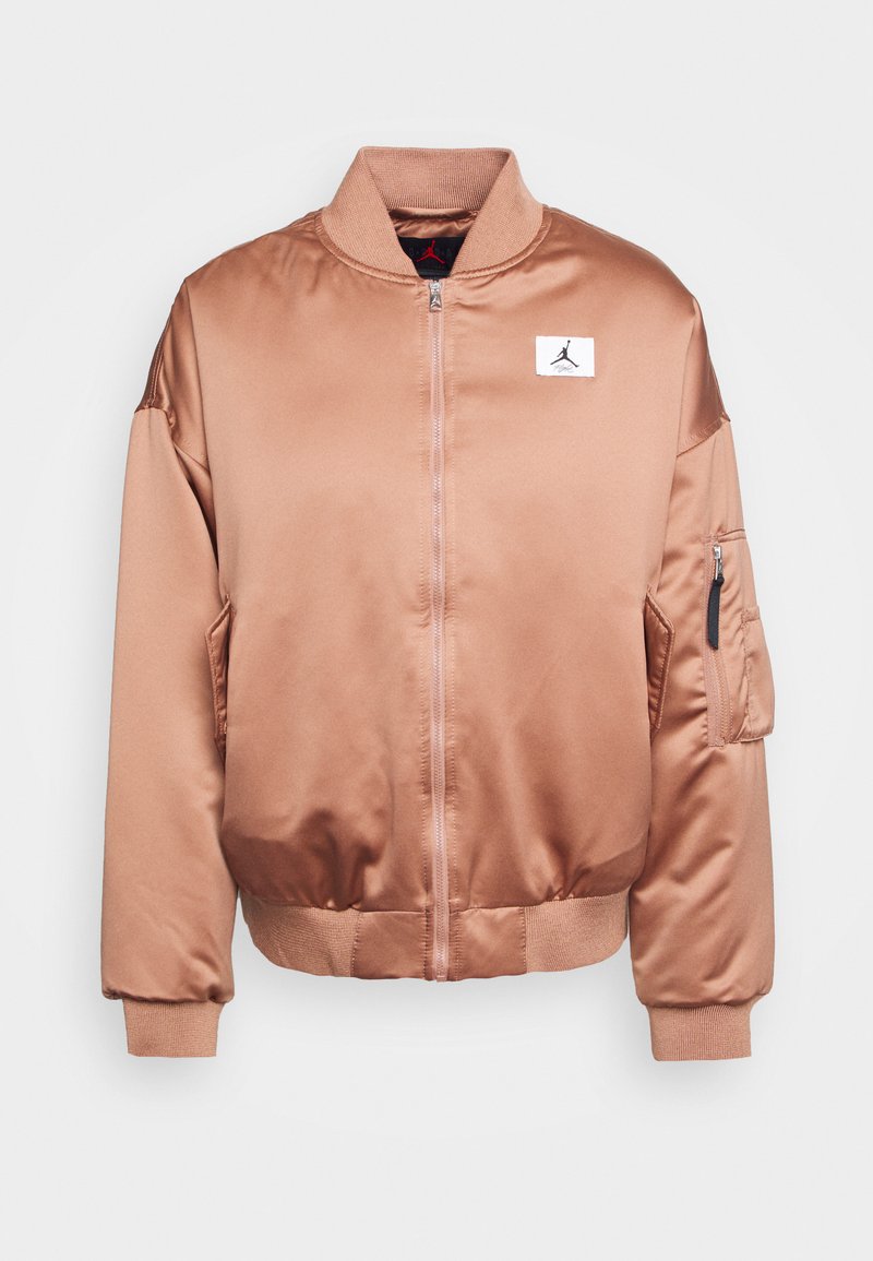Veste bombardier en satin de couleur marron clair, dotée d'une fermeture éclair à l'avant, de poignets et d'un ourlet côtelés, ainsi qu'une poche zippée sur la manche avec un patch logo.