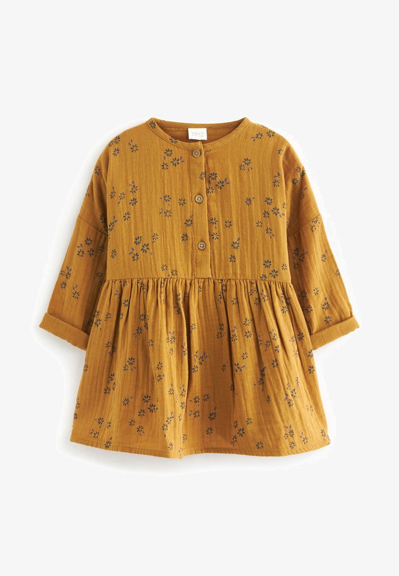 Robe jaune moutarde avec imprimé floral bleu, col rond, devant à quatre boutons, jupe froncée, et manches longues avec poignets retroussés.