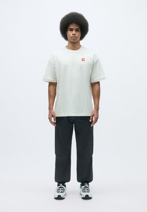 REDBOX TEE - Základné tričko - white dune