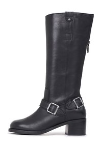 Černé kožené vysoké boty až po kolena s kulatou špičkou, stříbrnými přezkami, texturovaným povrchem a masivním podpatkem. Boční zip pro snadné obouvání.