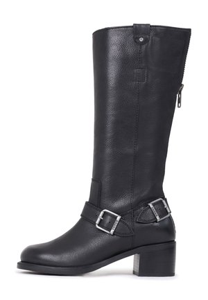 Černé kožené vysoké boty až po kolena s kulatou špičkou, stříbrnými přezkami, texturovaným povrchem a masivním podpatkem. Boční zip pro snadné obouvání.