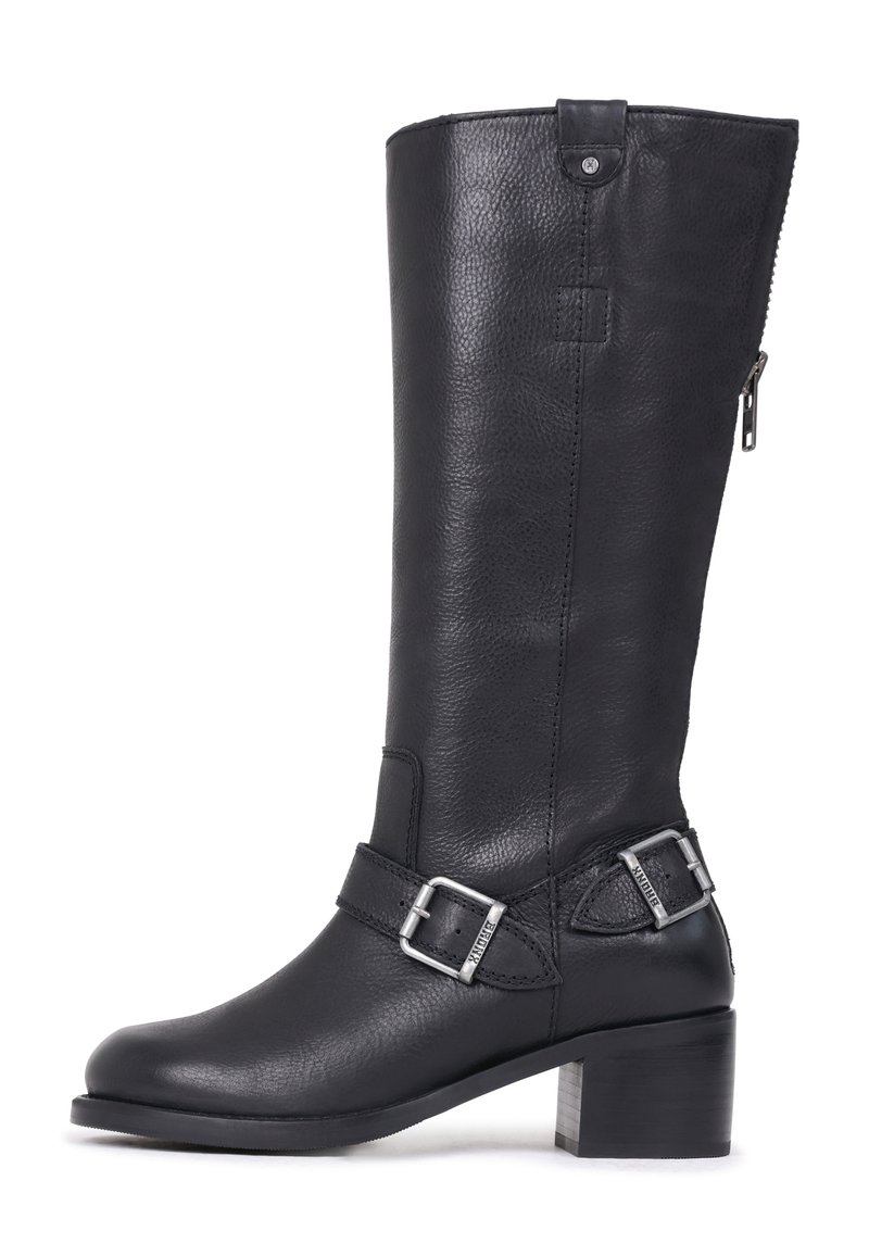Černé kožené vysoké boty až po kolena s kulatou špičkou, stříbrnými přezkami, texturovaným povrchem a masivním podpatkem. Boční zip pro snadné obouvání.