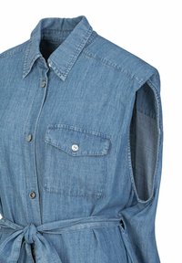 Jeanskleid mit spitzem Kragen, durchgehender Knopfleiste und einer Brusttasche. Hellblaue Farbe mit tailliertem Design und ärmellosem Schnitt.