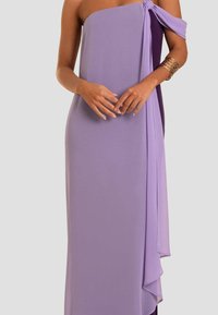 Lila und lavendelfarbenes trägerloses Kleid mit seitlicher Drapierung, leichtem Stoff und geknotetem Schulterdetail. Sanfte Textur mit elegantem Fall.
