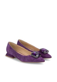 Pumps bassa in camoscio viola con punta affusolata, caratterizzate da grandi decorazioni a gemma viola accentuate da nero sulla parte anteriore.