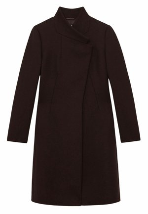 Długi, ciemnobrązowy płaszcz wykonany z teksturowanej tkaniny. Posiada kołnierz typu szal, długie rękawy oraz kieszenie w szwie bocznym. Minimalistyczny design.