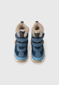Blauwe en lichtblauwe laarzen met twee verstelbare klittenbandsluitingen, zachte beige voering, gestructureerde synthetische materialen en rubberen zolen.