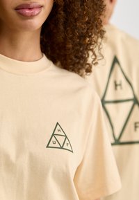 HUF TEE UNISEX - Camiseta estampada - wheat