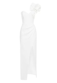 Biała, bezramiączkowa sukienka z dopasowanym gorsetem, z drapowanym przodem i wysokim rozcięciem. Zauważalny kwiatowy akcent na jednym ramieniu. Gładka tekstura materiału.