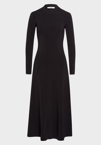 Robe noire à manches longues avec col montant, corsage ajusté et ourlet évasé, fabriquée à partir d'un tissu lisse et extensible. Design minimaliste.