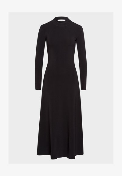 Robe noire à manches longues avec col montant, corsage ajusté et ourlet évasé, fabriquée à partir d'un tissu lisse et extensible. Design minimaliste.